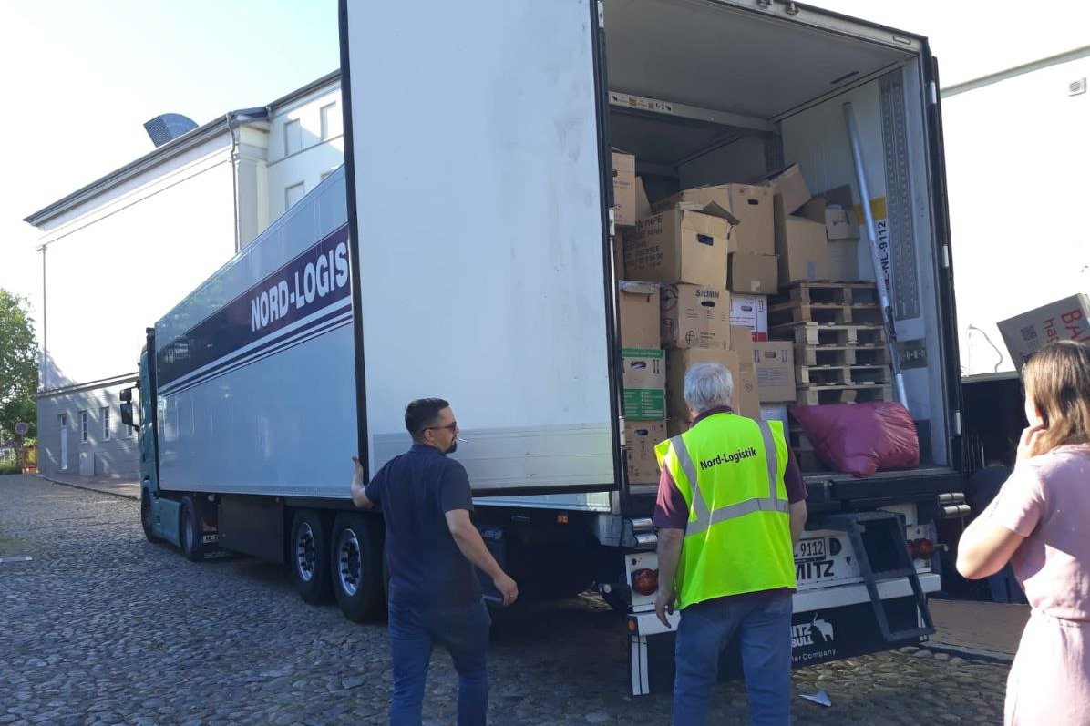 Freiwillige packen einen 40-Tonnen-Trailer mit humanitären Hilfsgütern für die Ukraine