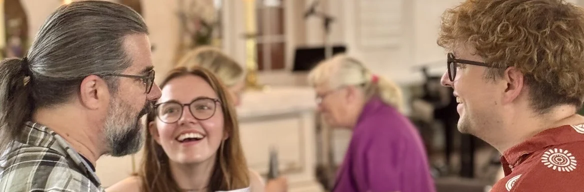 Fröhliche Menschen in einer Kirche